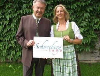 Scheeberglanddirndl und Janker - exklusiv in der Region